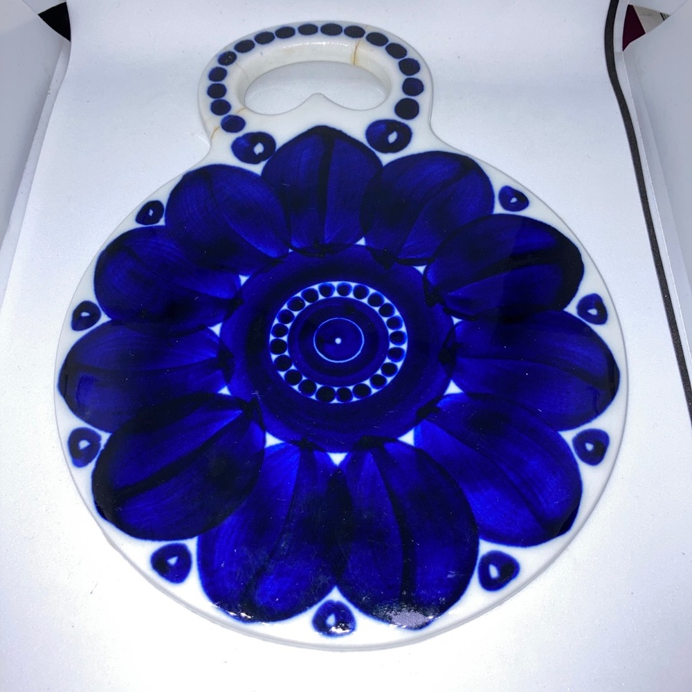 Vintage Arabia Finland Valencia Ulla Procope Blue ceramic cutting trivet -AS IS